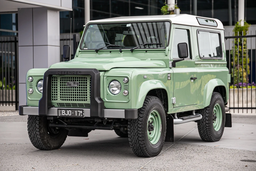2015 Land Rover Defender 90 - Image 10 of 31