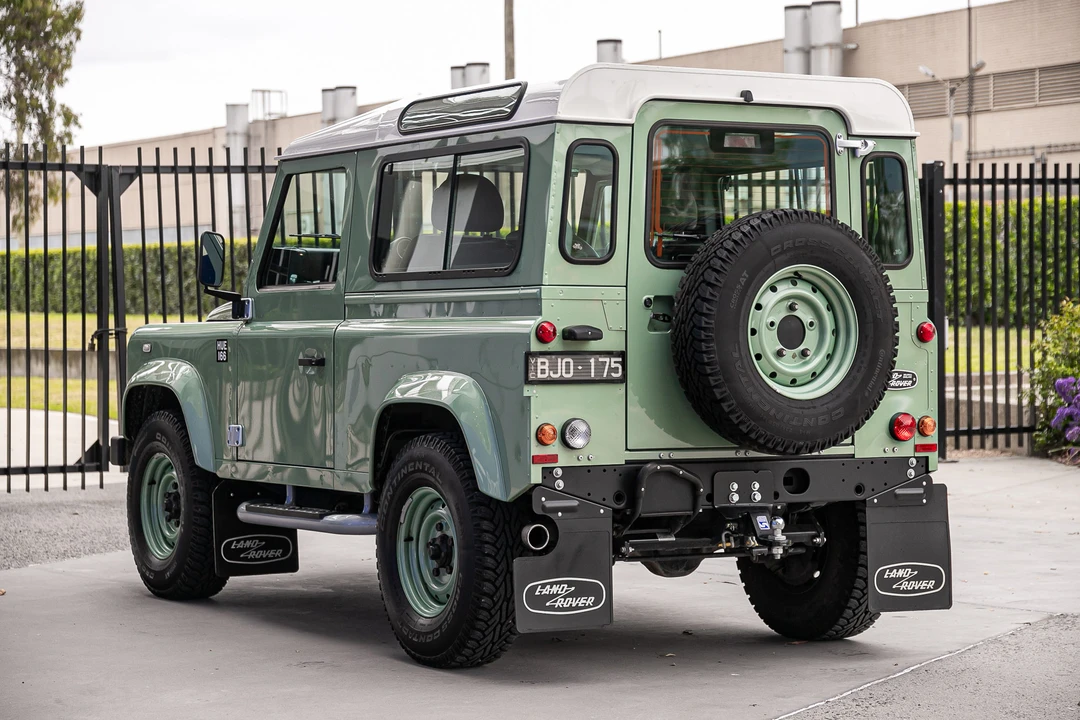 2015 Land Rover Defender 90 - Image 8 of 31