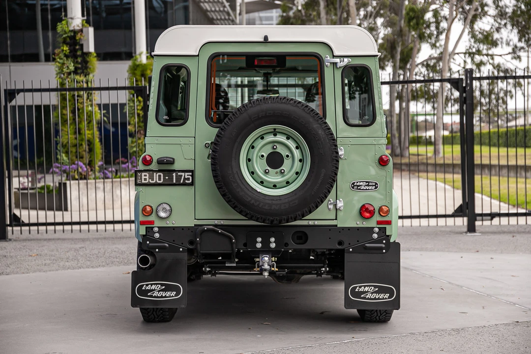 2015 Land Rover Defender 90 - Image 7 of 31