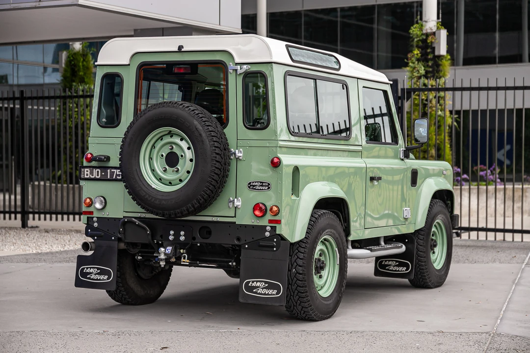 2015 Land Rover Defender 90 - Image 6 of 31