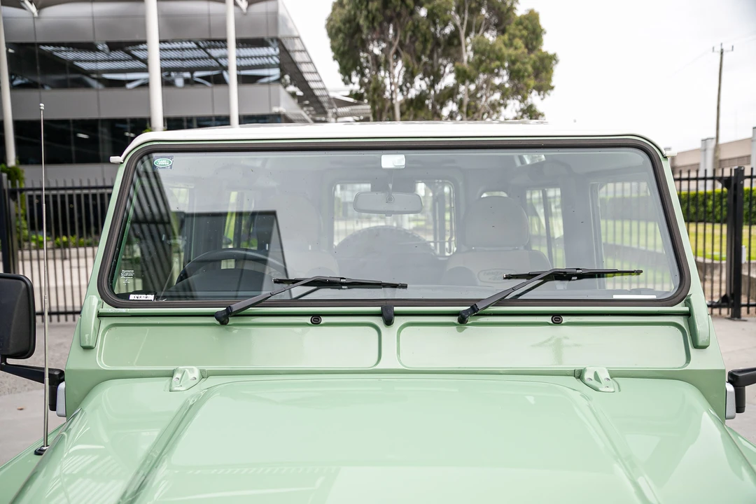 2015 Land Rover Defender 90 - Image 25 of 31