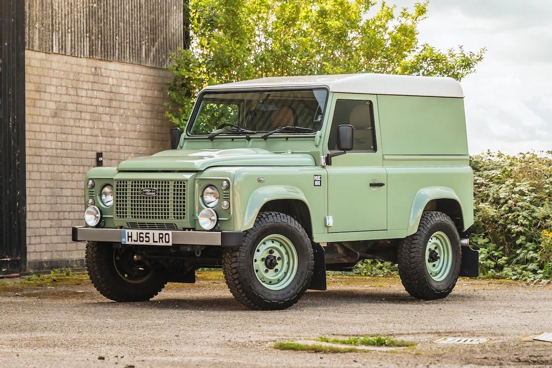 2015 Land Rover Defender 90 - Image 2 of 31