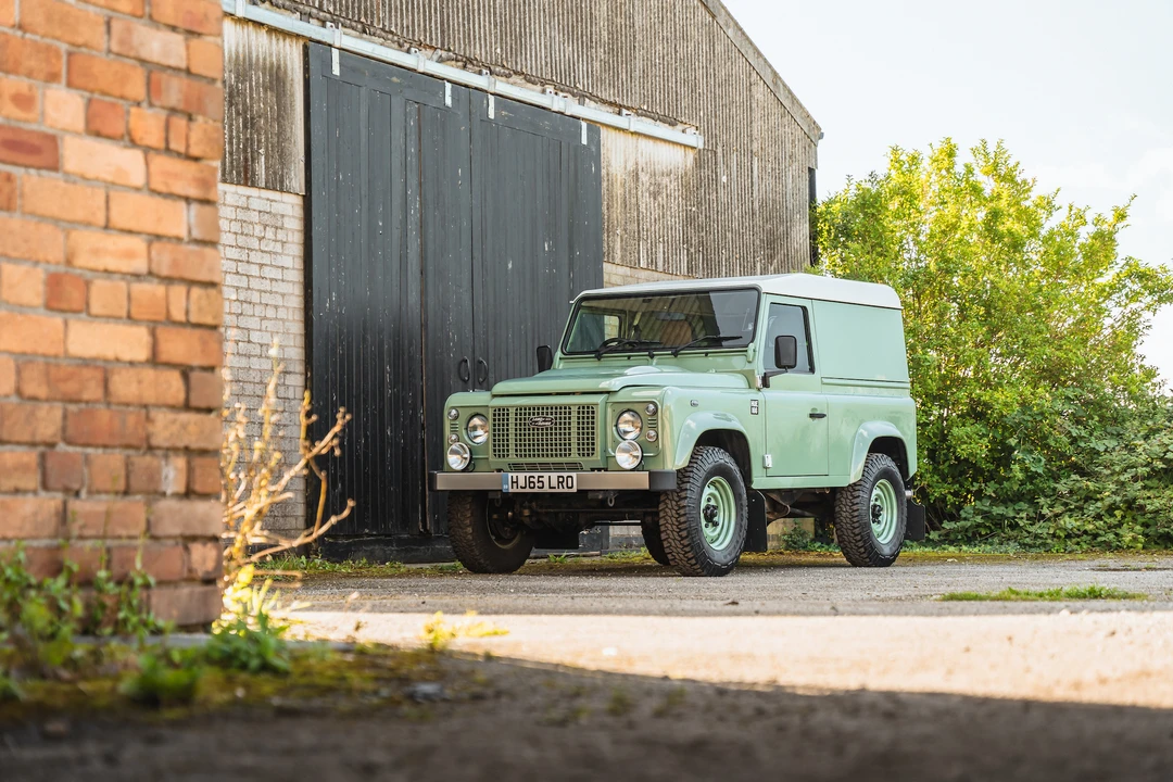 2015 Land Rover Defender 90 - Image 7 of 31