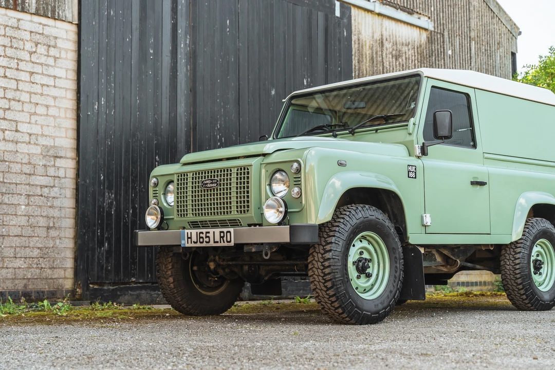 2015 Land Rover Defender 90 - Image 18 of 31