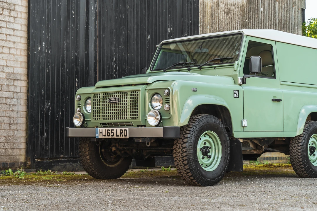 2015 Land Rover Defender 90 - Image 19 of 31
