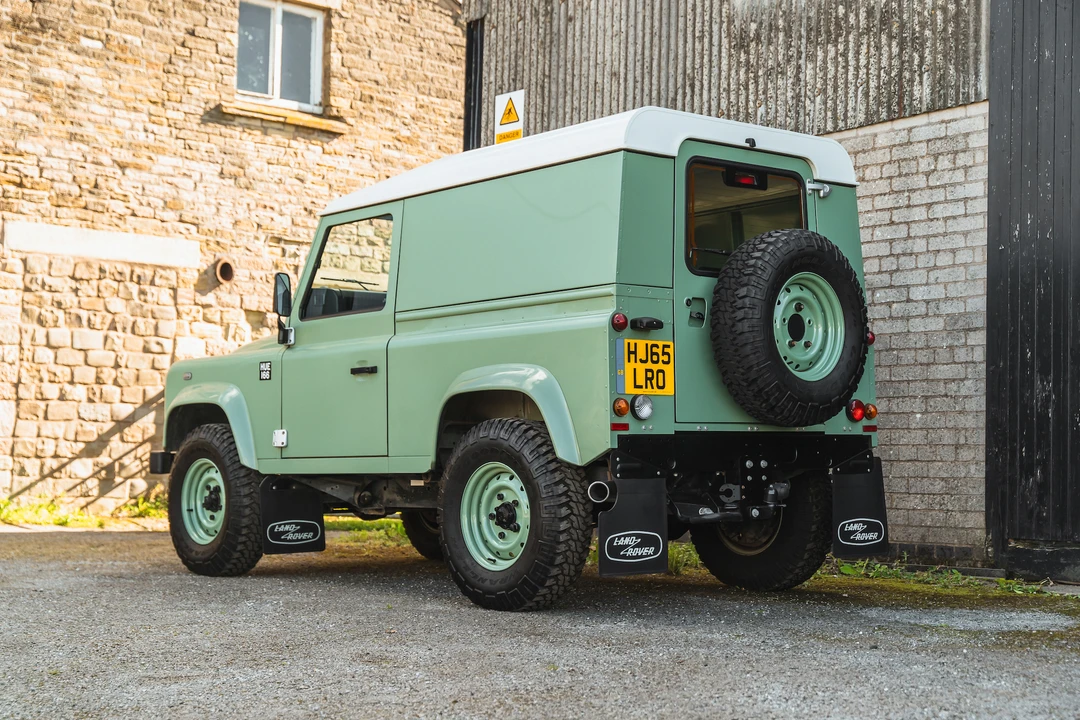 2015 Land Rover Defender 90 - Image 11 of 31