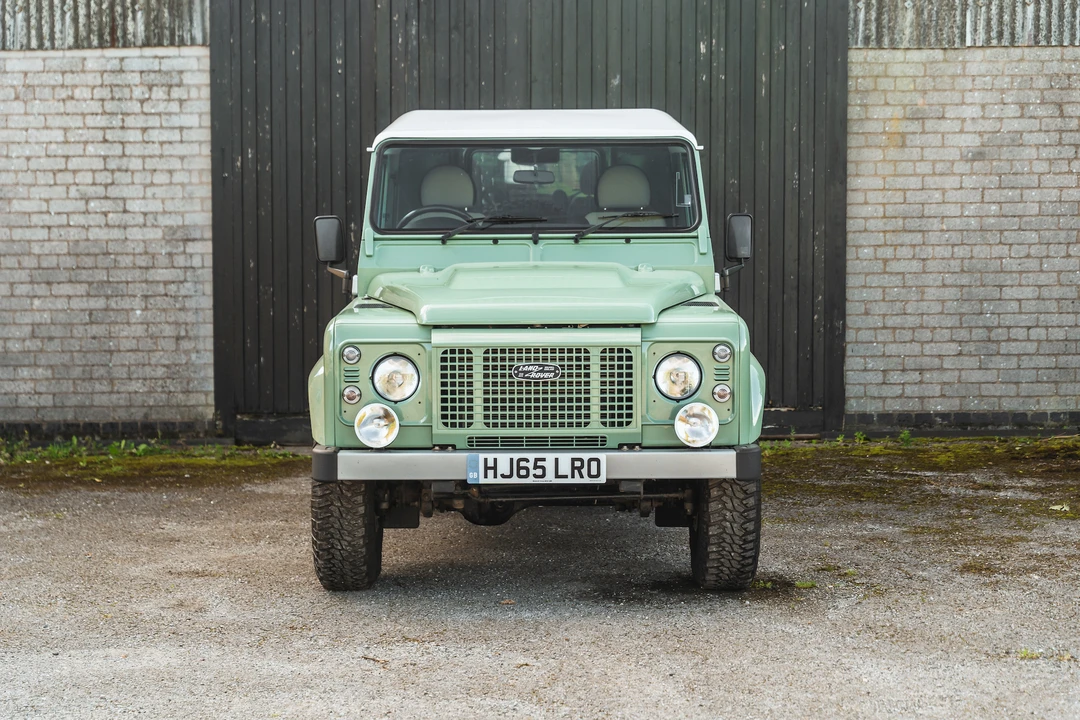 2015 Land Rover Defender 90 - Image 5 of 31