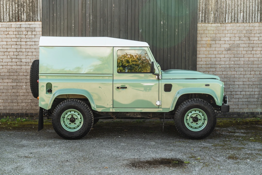 2015 Land Rover Defender 90 - Image 14 of 31