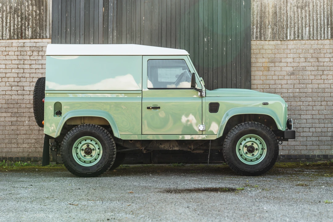 2015 Land Rover Defender 90 - Image 8 of 31