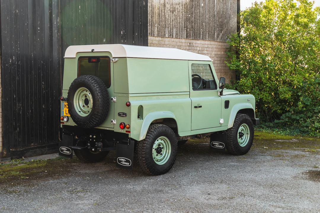 2015 Land Rover Defender 90 - Image 10 of 31