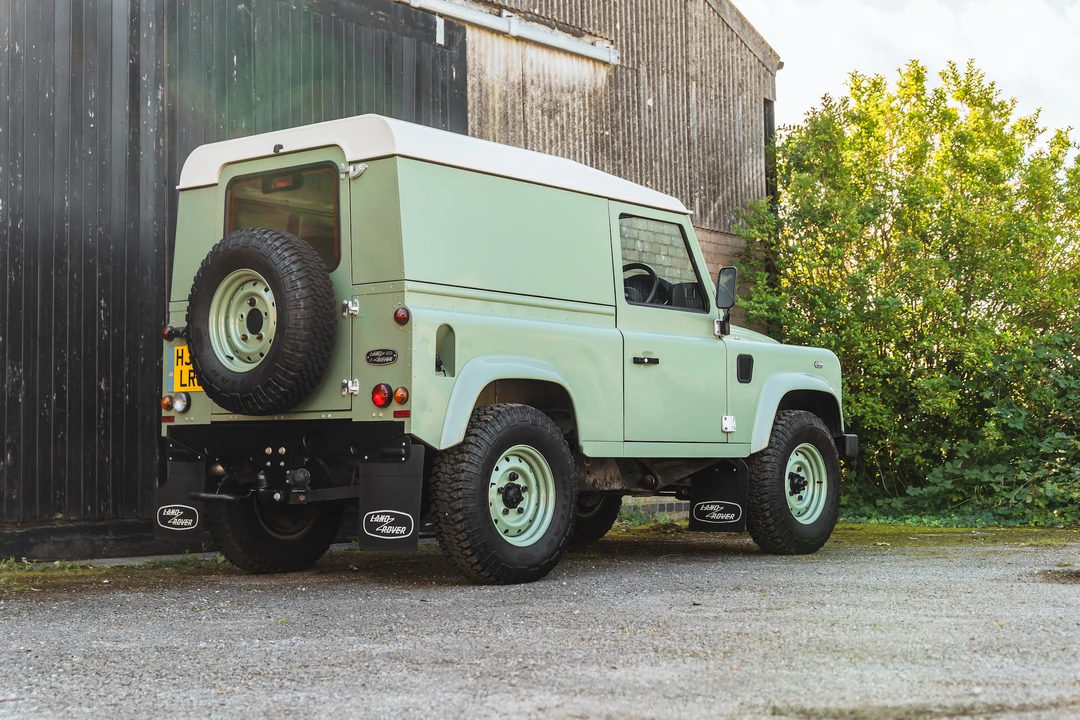 2015 Land Rover Defender 90 - Image 13 of 31