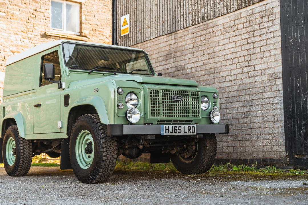 2015 Land Rover Defender 90 - Image 16 of 31