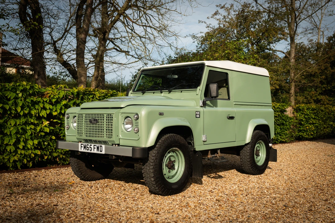 2015 Land Rover Defender 90 - Image 4 of 31