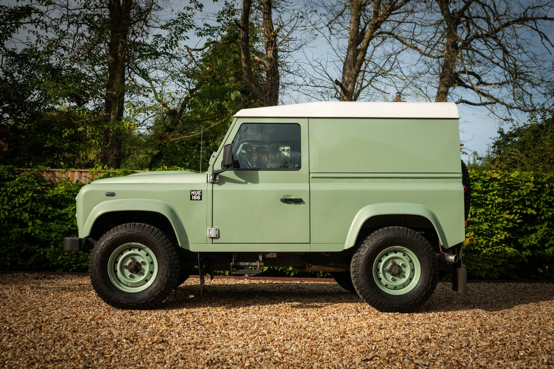 2015 Land Rover Defender 90 - Image 5 of 31