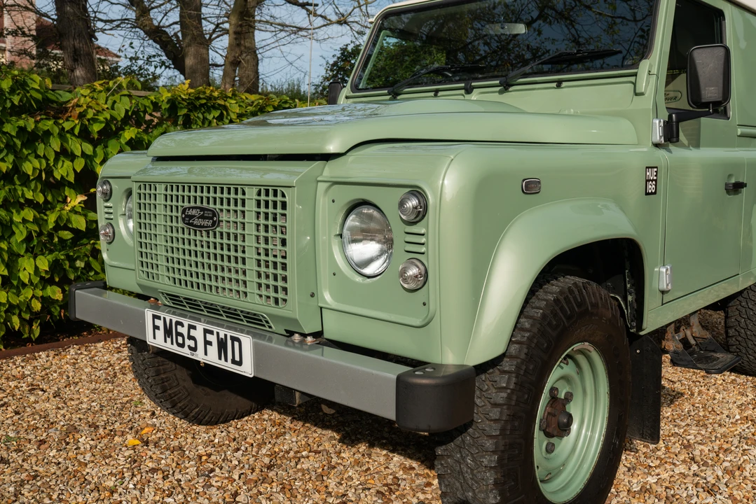 2015 Land Rover Defender 90 - Image 14 of 31