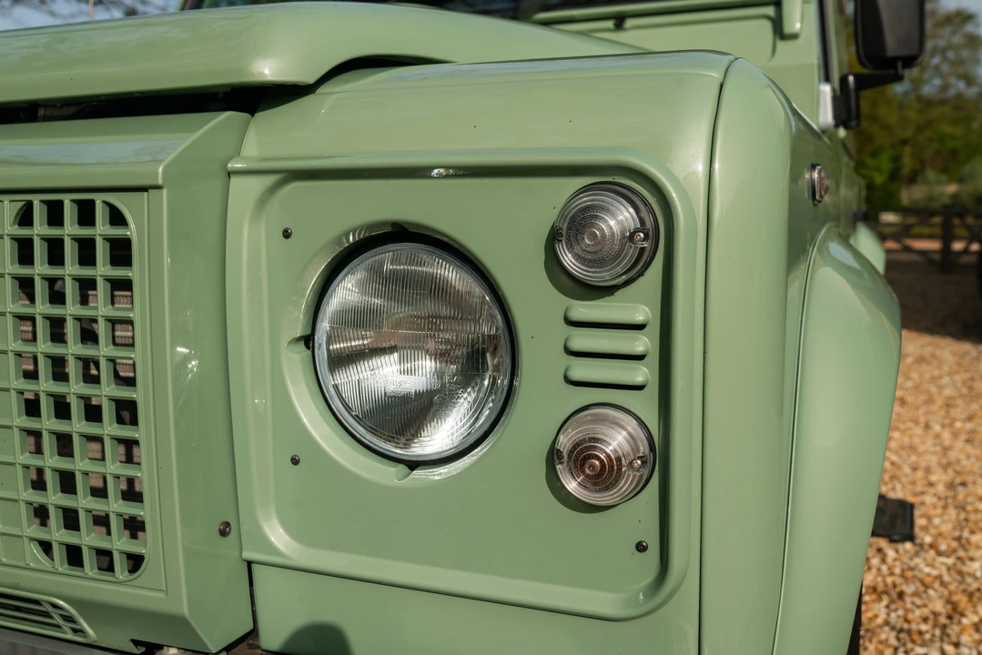 2015 Land Rover Defender 90 - Image 16 of 31