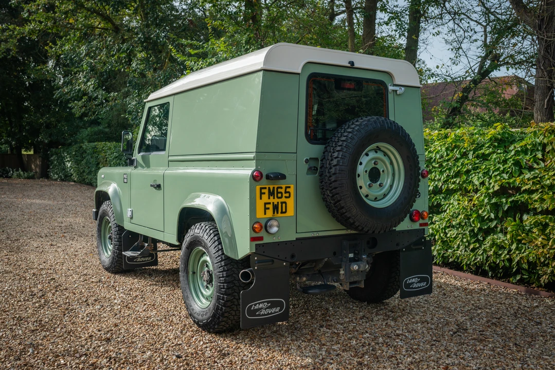2015 Land Rover Defender 90 - Image 6 of 31