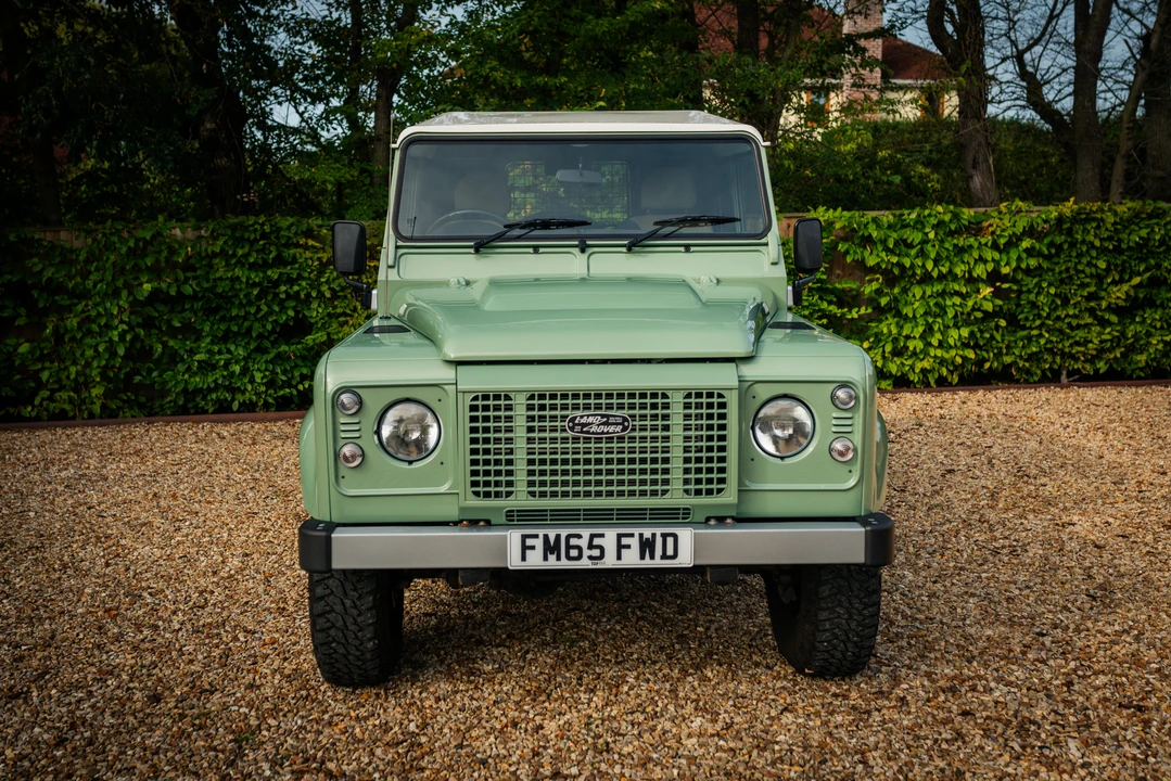 2015 Land Rover Defender 90 - Image 11 of 31