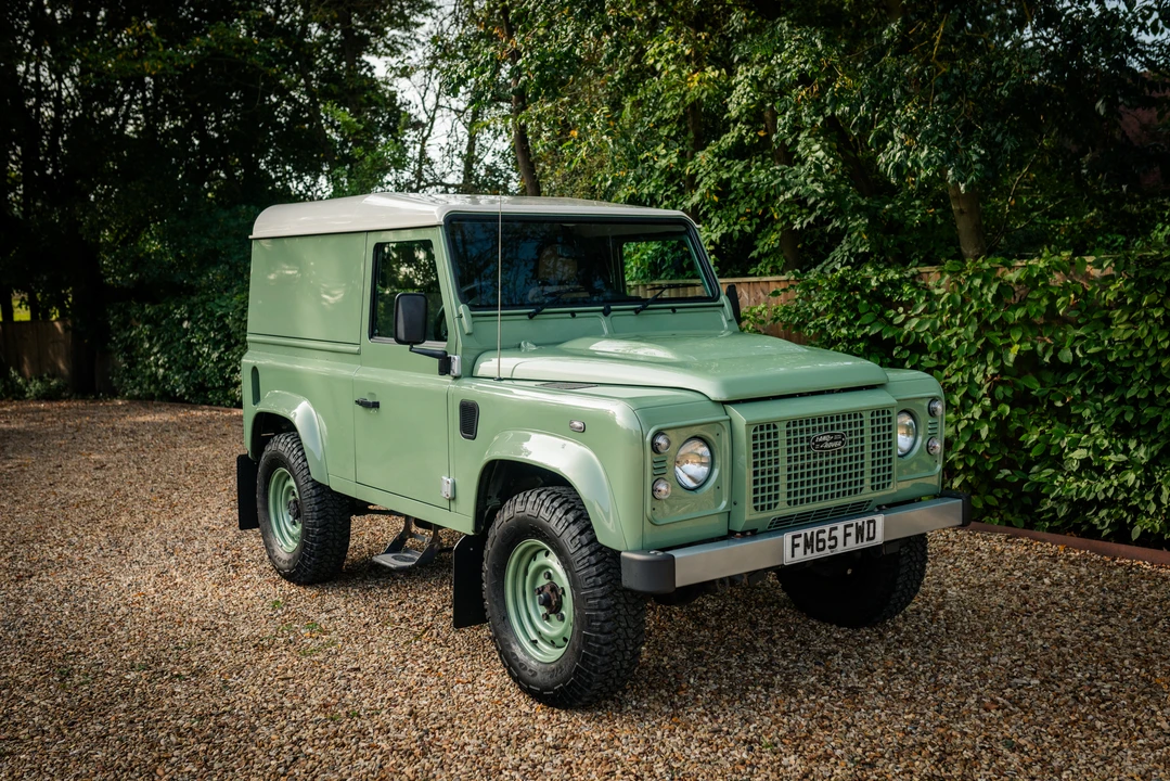 2015 Land Rover Defender 90 - Image 10 of 31
