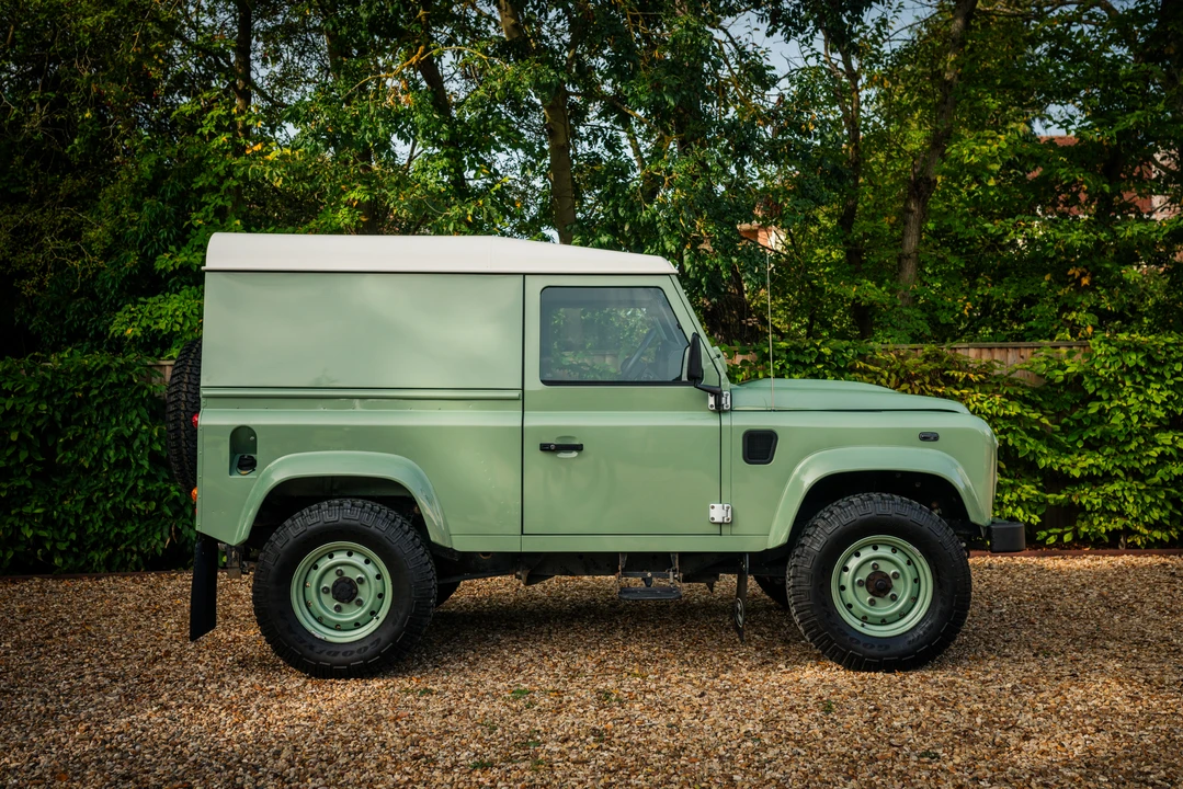 2015 Land Rover Defender 90 - Image 9 of 31
