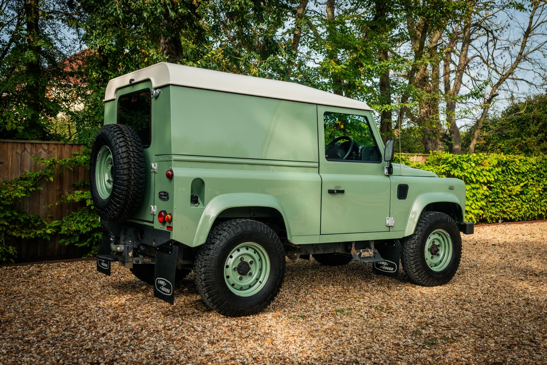 2015 Land Rover Defender 90 - Image 13 of 31