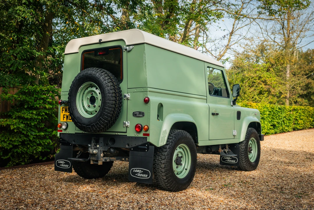 2015 Land Rover Defender 90 - Image 8 of 31