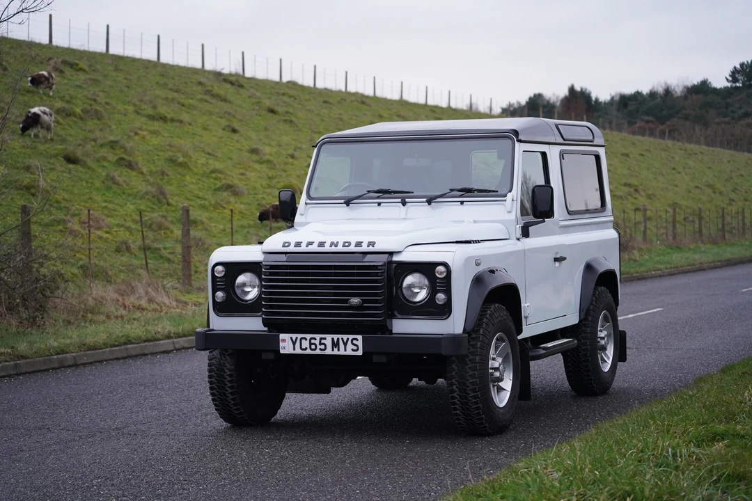 2015 Land Rover Defender 90 - Image 11 of 25