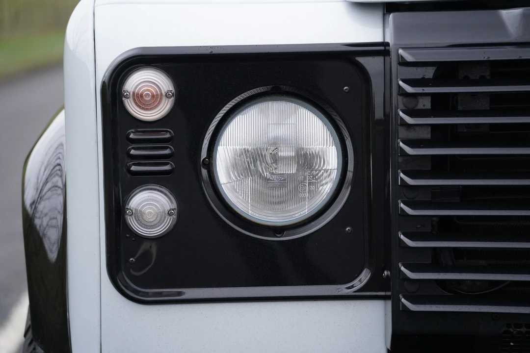 2015 Land Rover Defender 90 - Image 14 of 25