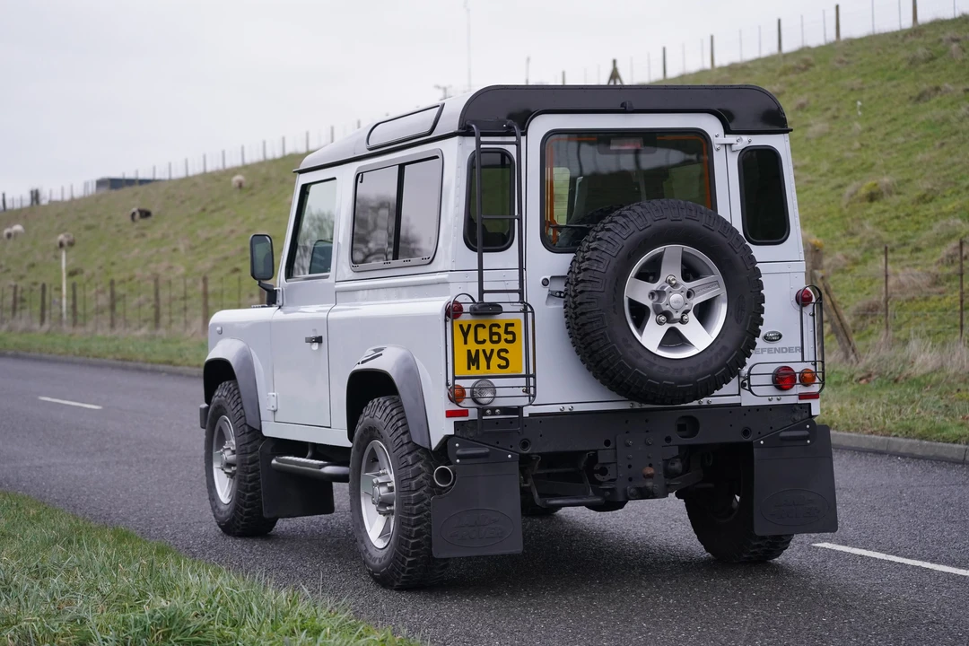 2015 Land Rover Defender 90 - Image 13 of 25