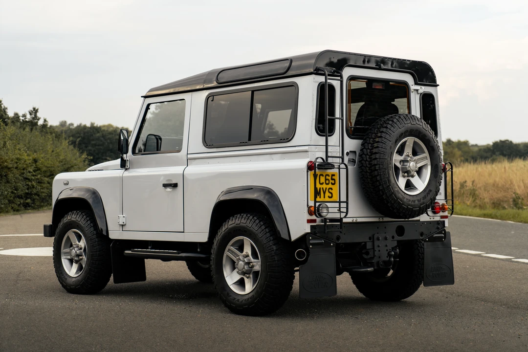 2015 Land Rover Defender 90 - Image 5 of 25