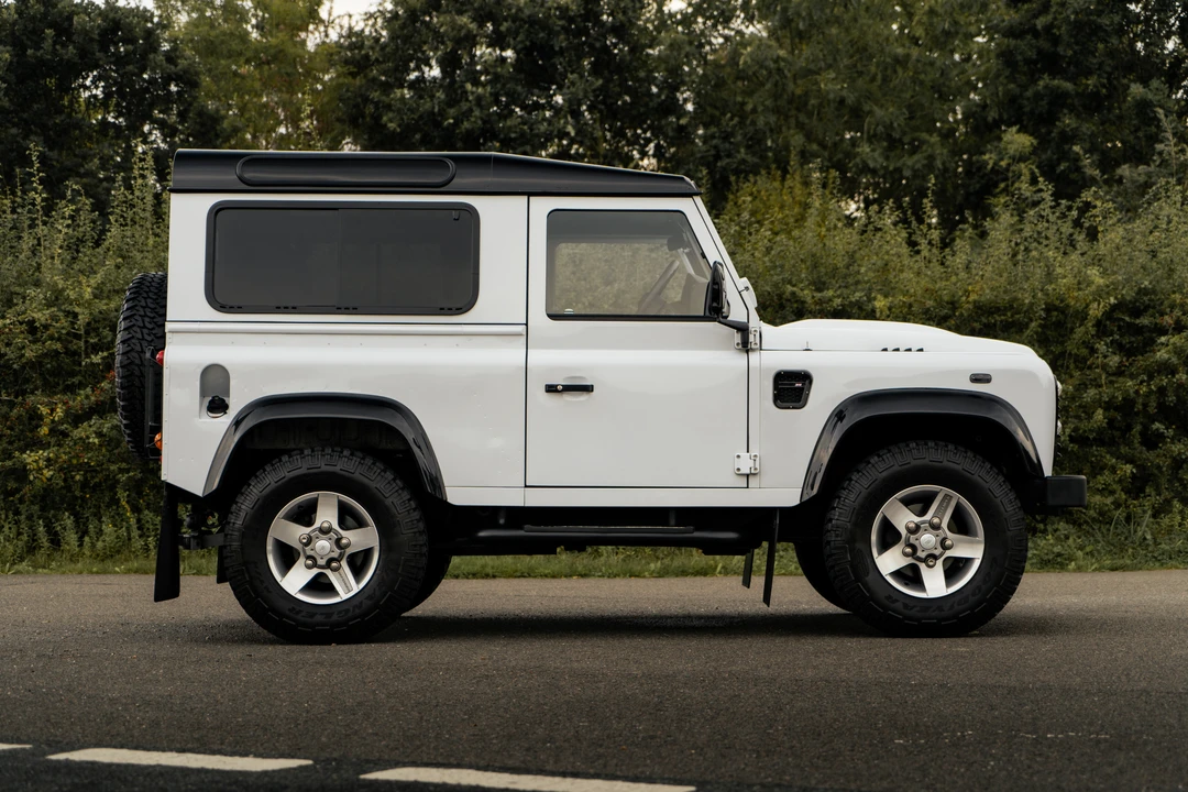 2015 Land Rover Defender 90 - Image 8 of 25
