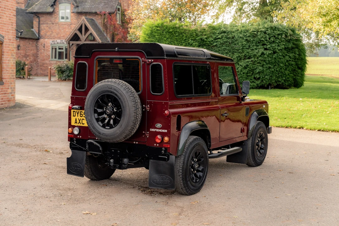 2015 Land Rover Defender 90 - Image 15 of 31