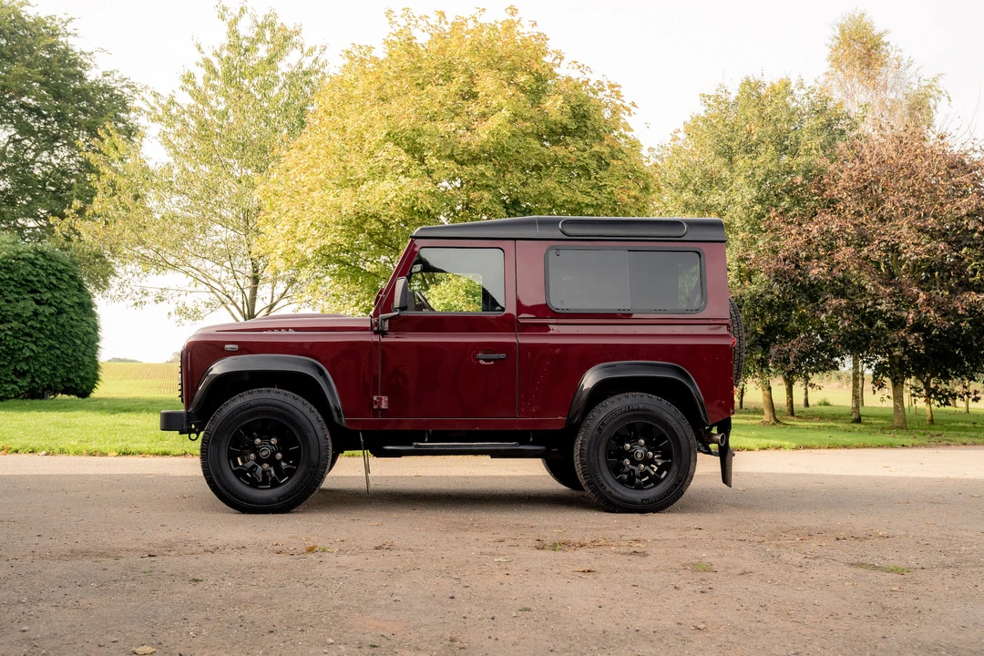 2015 Land Rover Defender 90 - Image 5 of 31