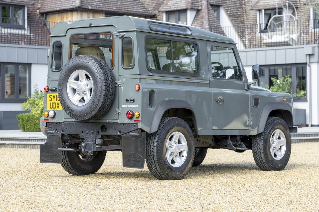 2015 Land Rover Defender 90 - Image 13 of 31