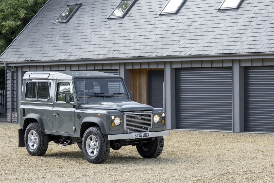 2015 Land Rover Defender 90 - Image 12 of 31