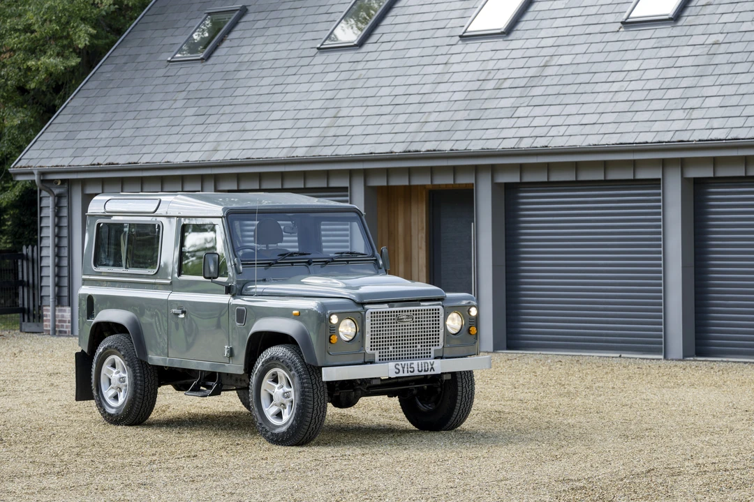 2015 Land Rover Defender 90 - Image 14 of 31