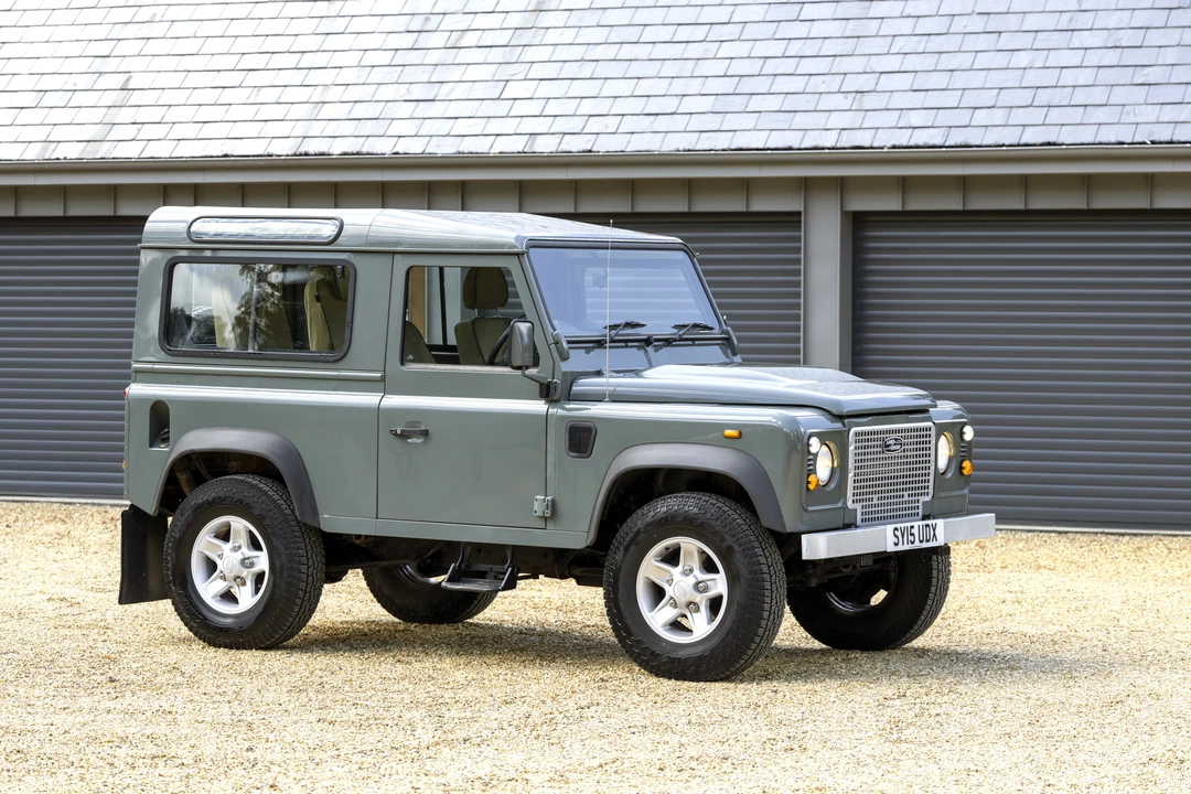 2015 Land Rover Defender 90 - Image 15 of 31