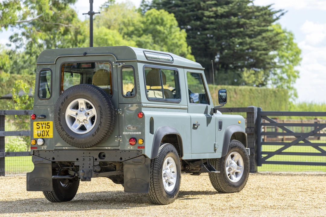 2015 Land Rover Defender 90 - Image 4 of 31