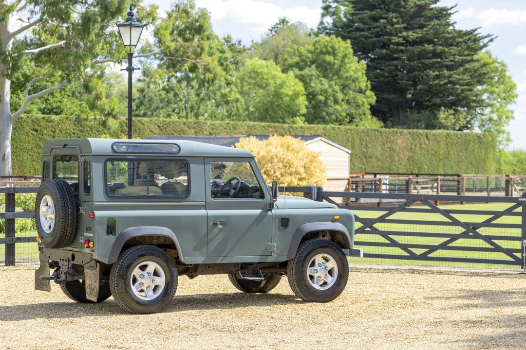 2015 Land Rover Defender 90 - Image 16 of 31