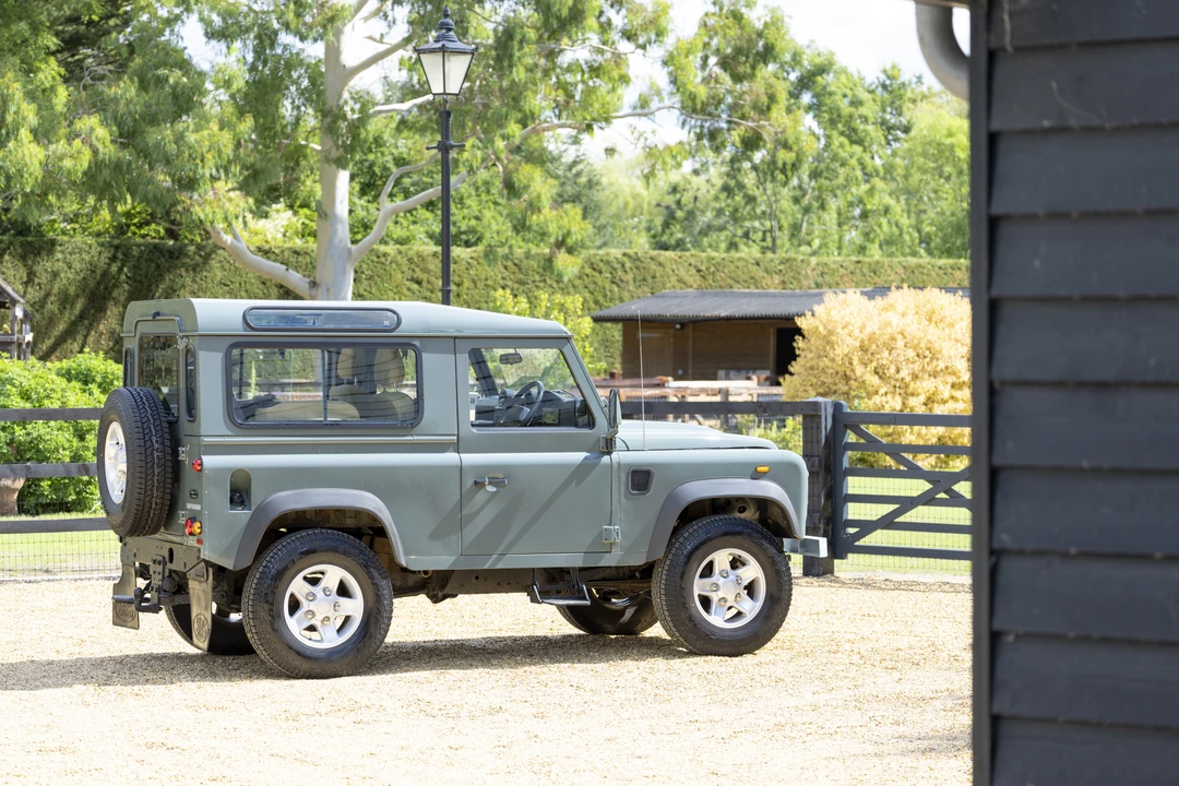 2015 Land Rover Defender 90 - Image 9 of 31