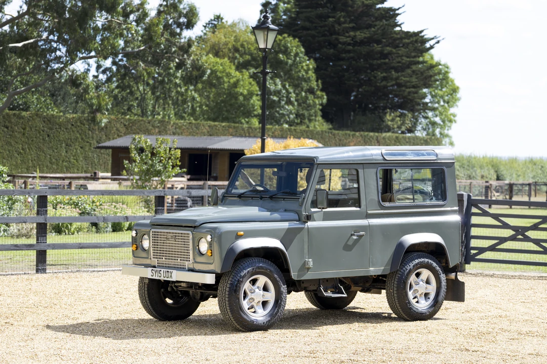 2015 Land Rover Defender 90 - Image 11 of 31