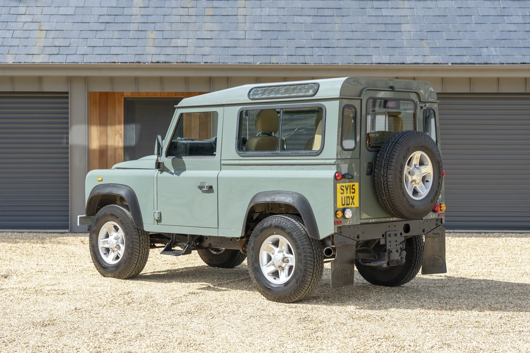 2015 Land Rover Defender 90 - Image 10 of 31
