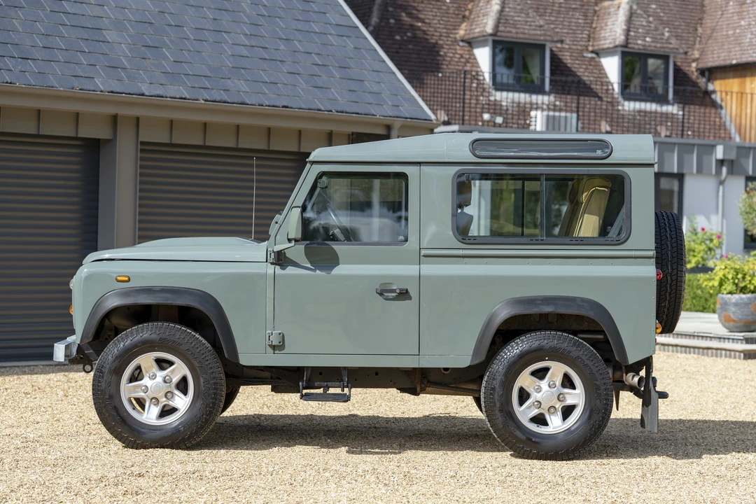 2015 Land Rover Defender 90 - Image 6 of 31