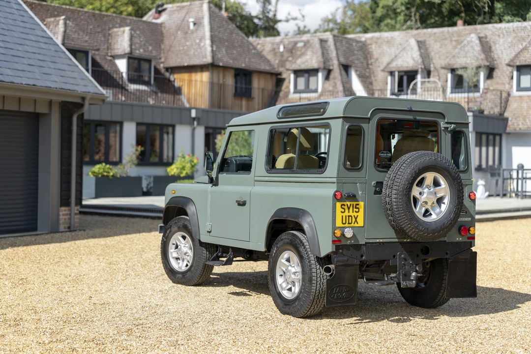 2015 Land Rover Defender 90 - Image 5 of 31