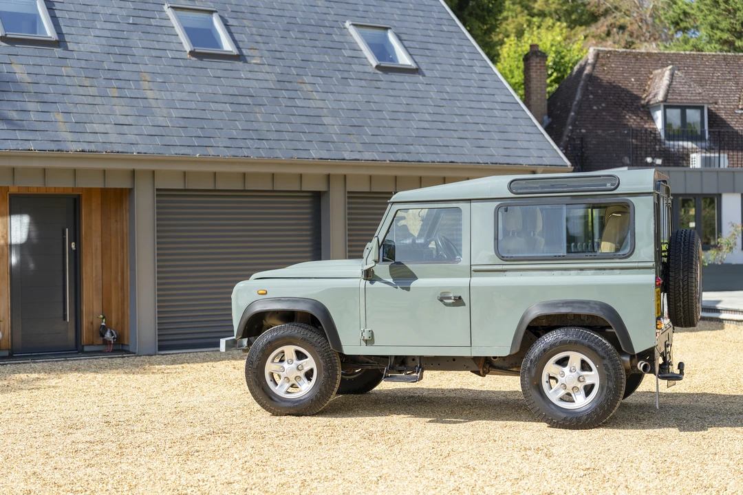 2015 Land Rover Defender 90 - Image 19 of 31