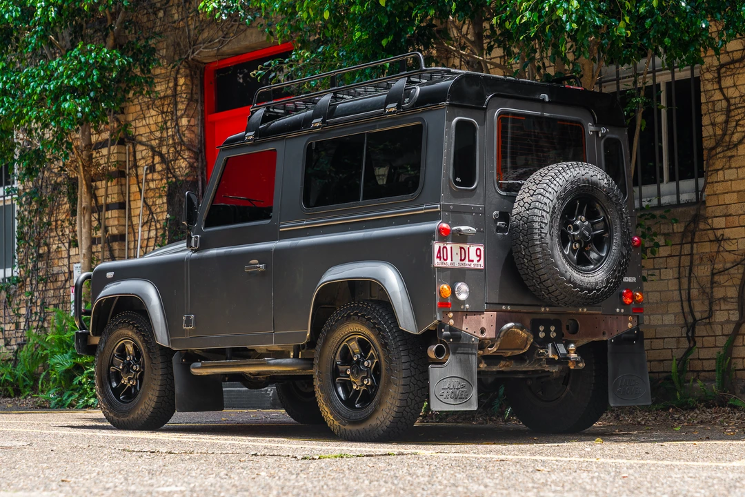 2015 Land Rover Defender 90 - Image 6 of 31
