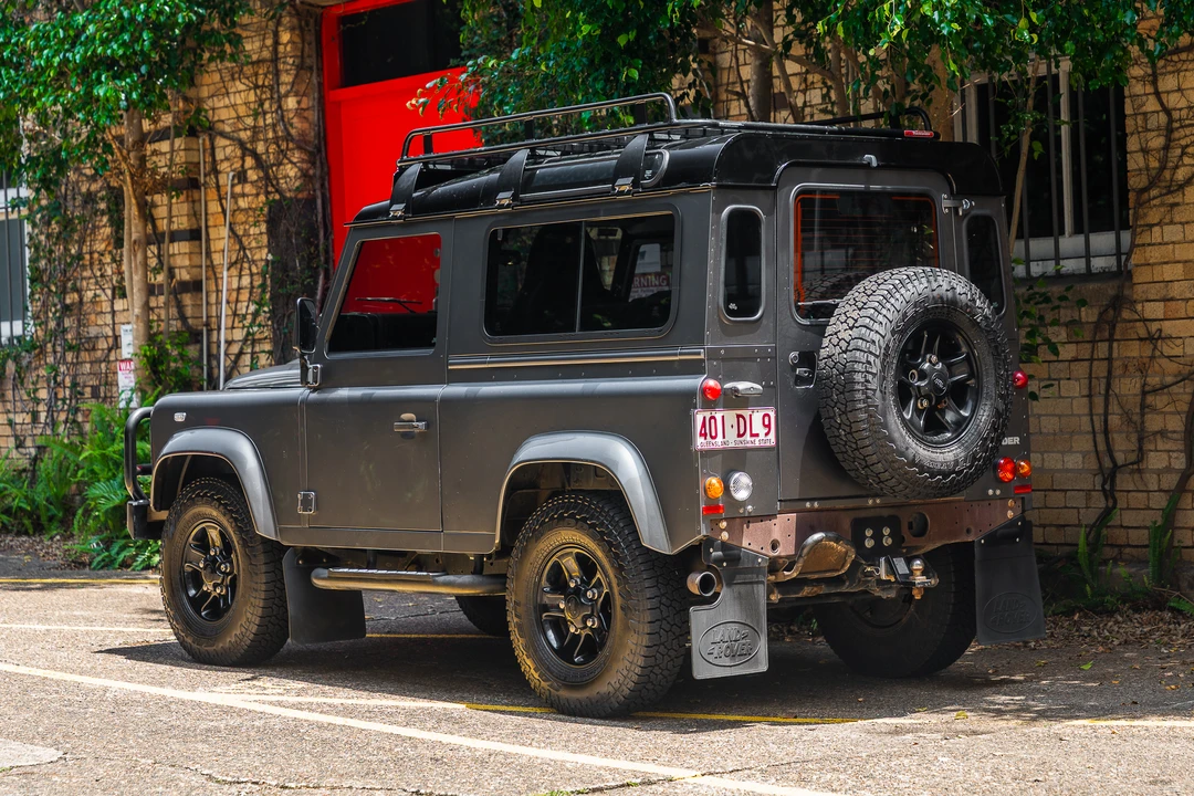 2015 Land Rover Defender 90 - Image 13 of 31