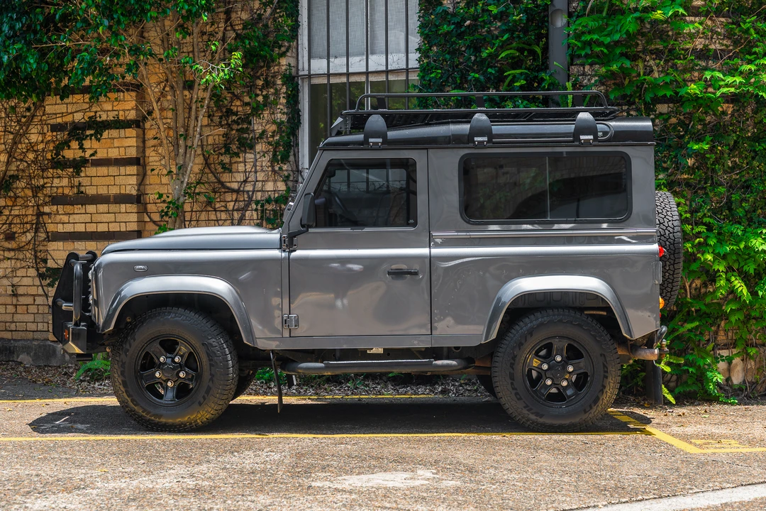 2015 Land Rover Defender 90 - Image 14 of 31