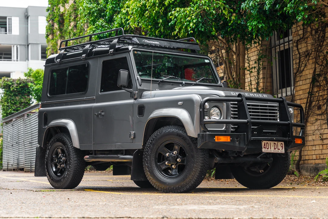 2015 Land Rover Defender 90 - Image 10 of 31