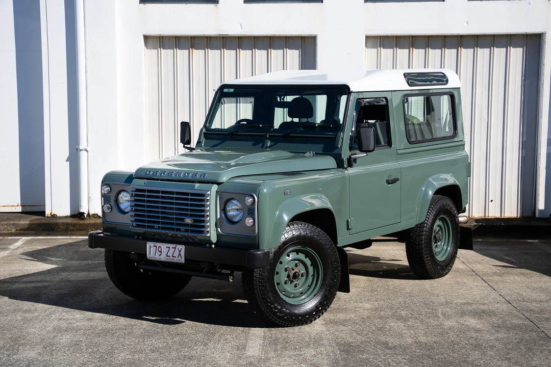 2015 Land Rover Defender 90 - Image 3 of 31